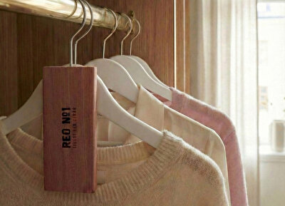 Rödcederhängare walk-in closet